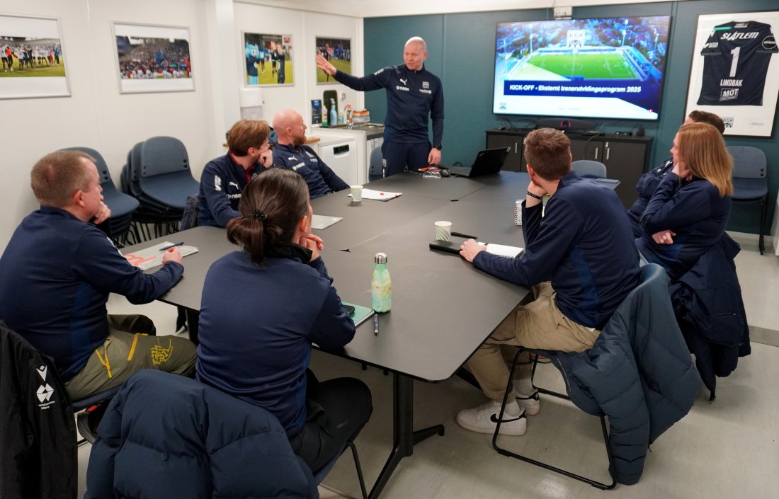 Trenerutvikler Ola Bø Nyland i KBK presenterte opplegget for breddetrenerne i Lindbak-losjen på Nordmøre stadion onsdag.