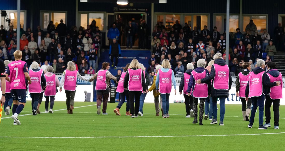 22 voksne kvinner – der flertallet var fra Brystkreftforeningen – var maskoter under KBK–Strømsgodset 20. oktober. Foto: Terje Stamnes