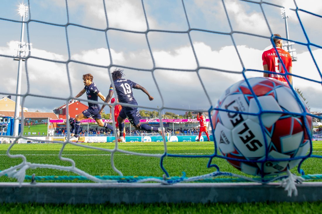 Christoffer Aasbak feirer 1-0-scoringen i 2021. Foto: NTB