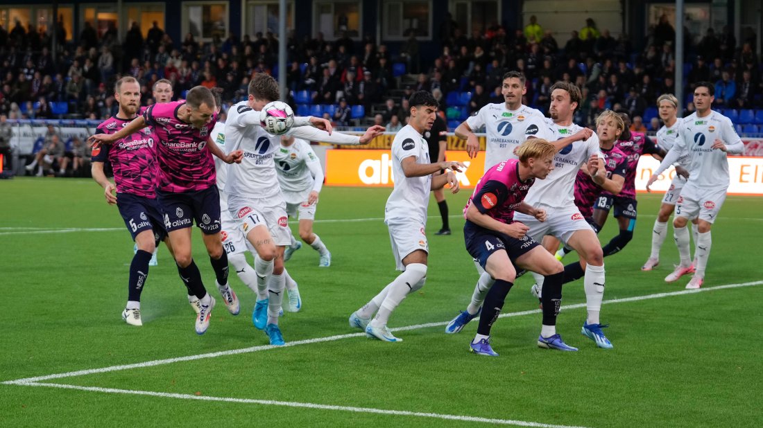 Jesper Strand Isaksen avslutter med hodet etter en corner. Foto: Terje Stamnes