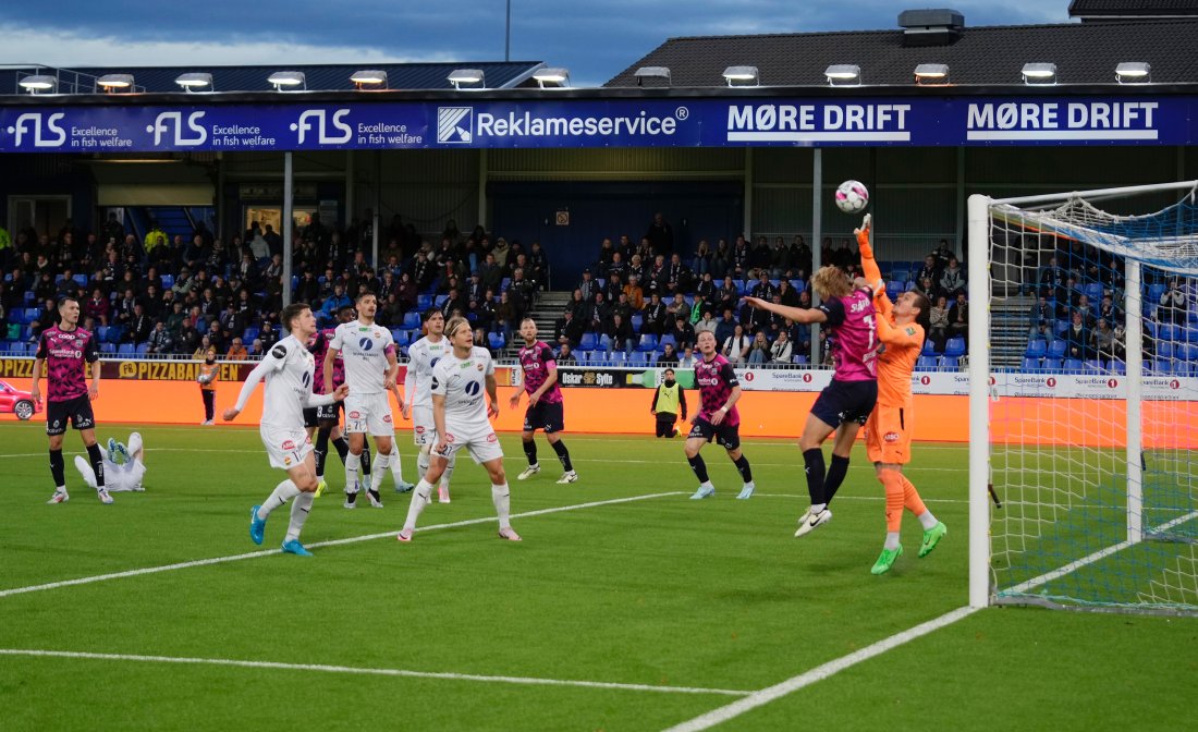 Godset-keeper Per Kristian Bråtveit slo unna til corner i denne duellen med Erlend Segberg. Foto: Terje Stamnes