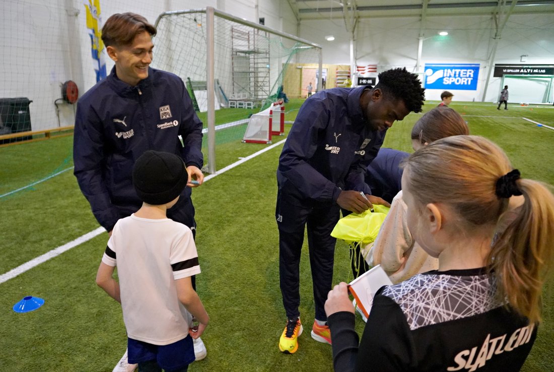 Frederik Flex har raskt blitt en del av gjengen i KBK etter prøvespillet tidligere i januar, og deltok som instruktør på KBK Fotballskole i NEAS Arena i helga.