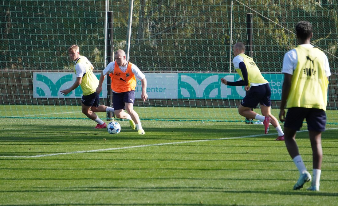 Aron Benjaminsen på ett av sine dribleraid på trening i Marbella.