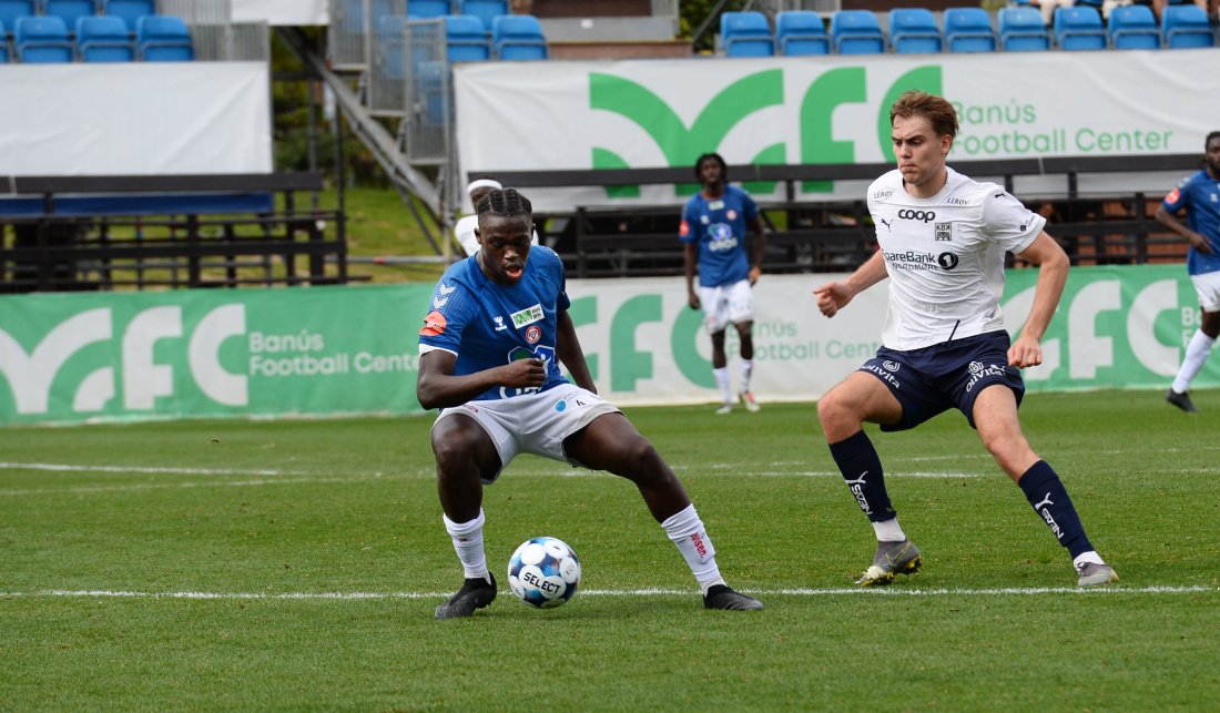 Leander N. Alvheim i aksjon på gressmatta på Banús Football Center.