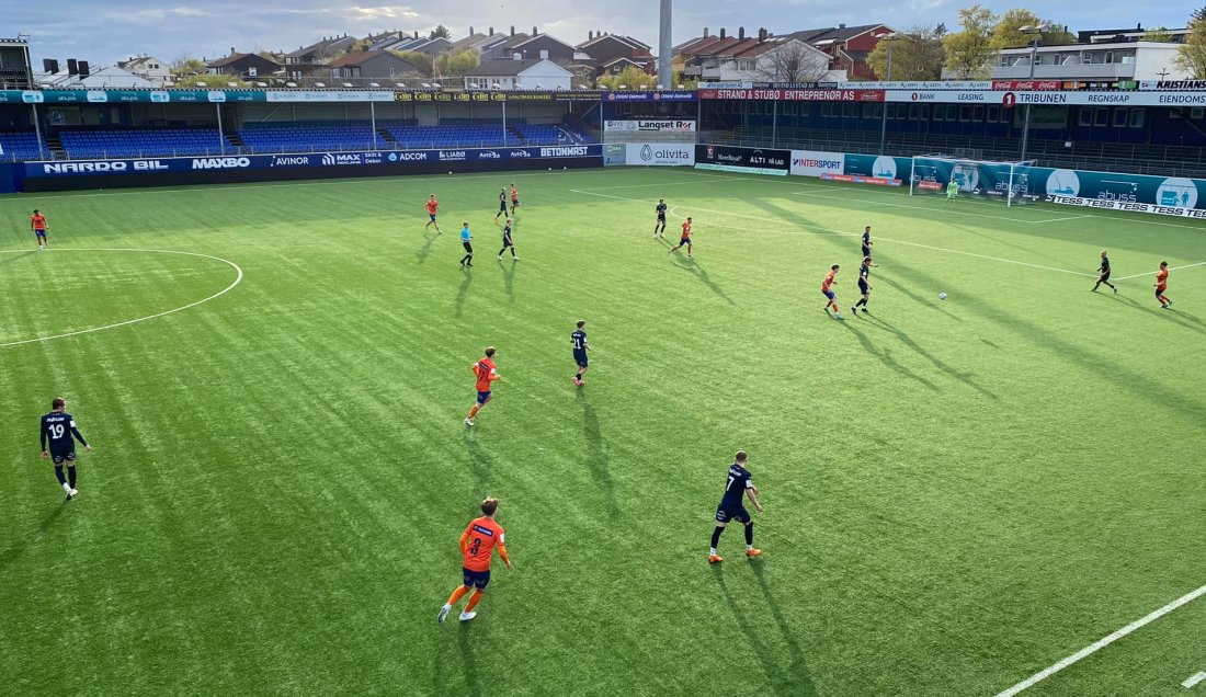 Fra kampen mellom KBK 2 og AaFK 2 på Nordmøre stadion i april.