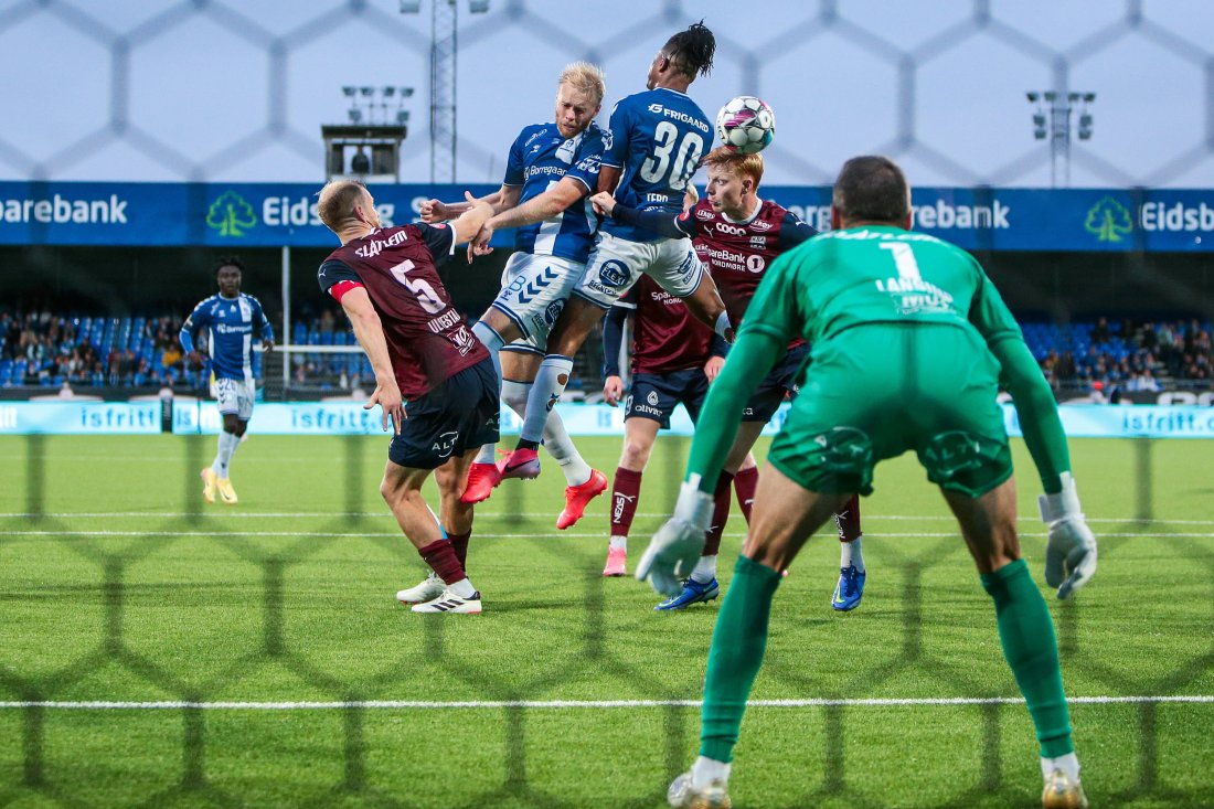 Sarpsborg kom til mange innlegg, men keeper Michael Lansing og stopperparet Dan Peter Ulvestad og Marius Olsen hadde bra kontroll inne i feltet. Foto: NTB