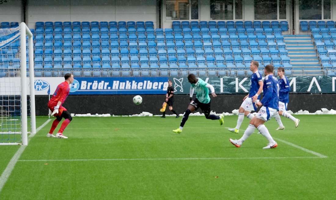 Alioune Ndour setter inn 2-0 etter innlegg fra Mikkel Rakneberg. Alle foto: Terje Stramnes