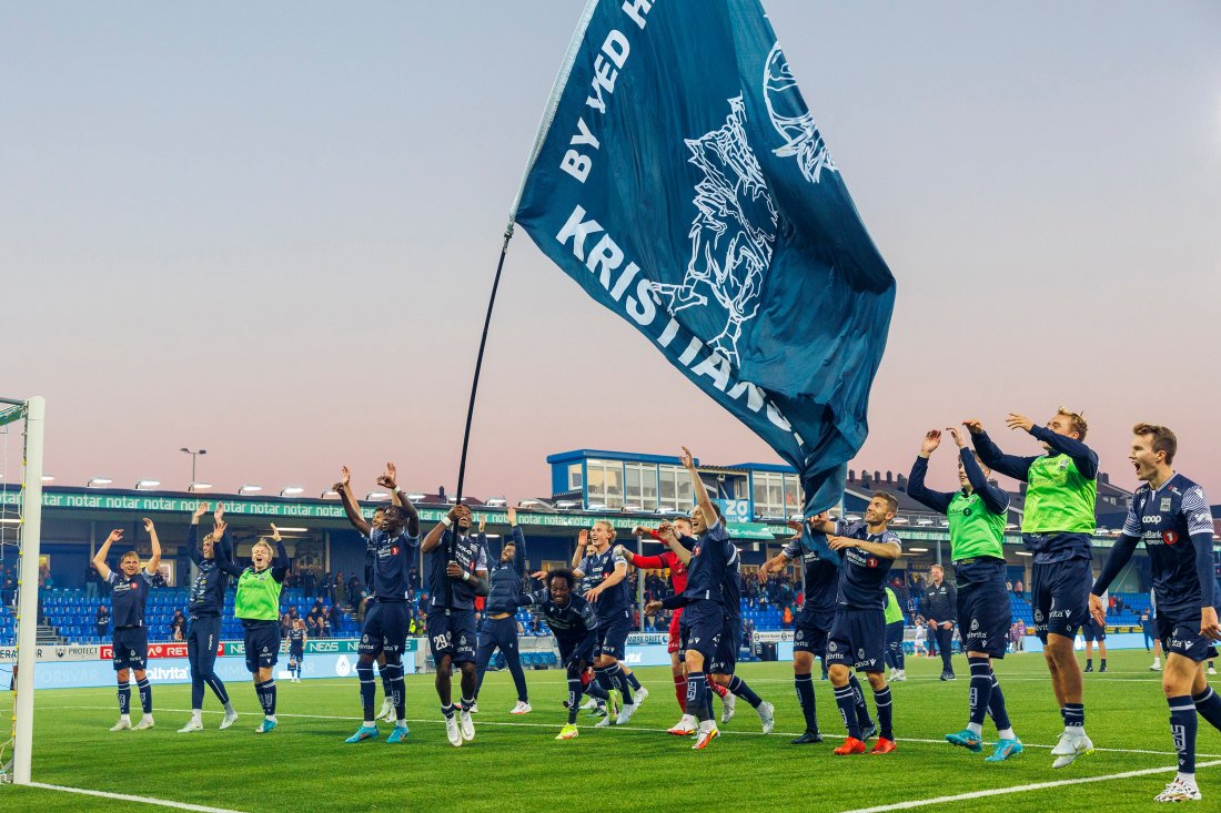 Tomålsscorer Faris Pemi Moumbagna med flagget etter 2-1-seieren mot Viking sist rogalendingene besøkte Kristiansund. Foto: NTB