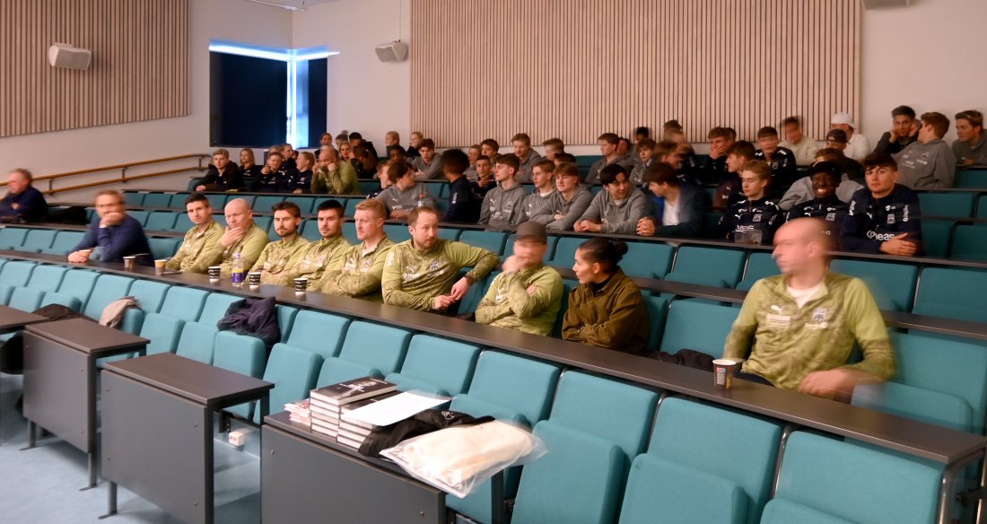 Spillere i aldersklassene fra G15 til G19 deltok på foredraget sammen med KBK Kvinner og trenere i NEAS Akademiet. Foto: Roger Hagen, Nordmørsposten