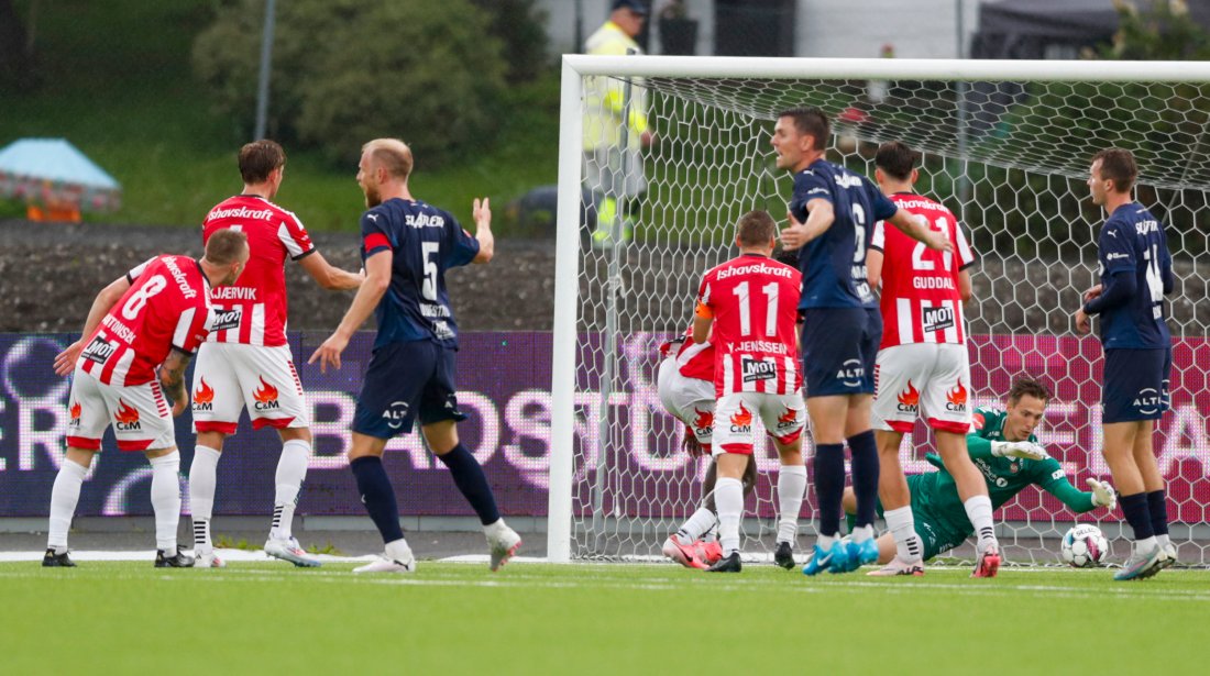 KBK-spillerne ropte på hands i feltet, men spillet gikk videre. Foto: NTB