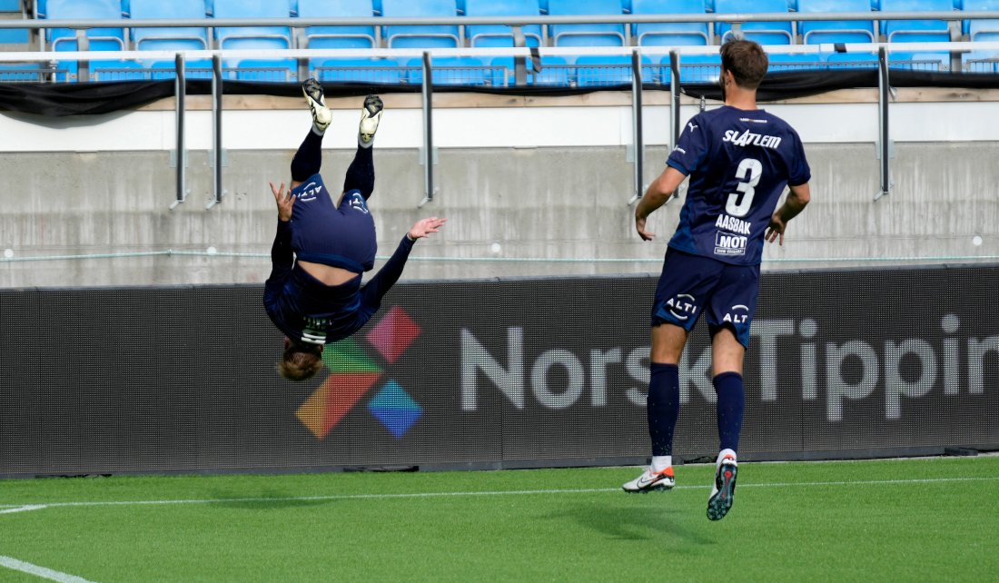 Ruben Alte feiret med salto etter 1-1-scoringen mot FFK tidligere i år. Foto: Terje Stamnes