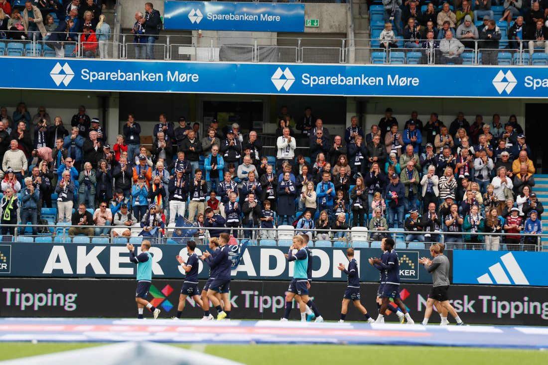 KBK-supporterne stilte opp på Aker stadion nok en gang, og farget den ene langsiden mørkeblå. Foto: NTB