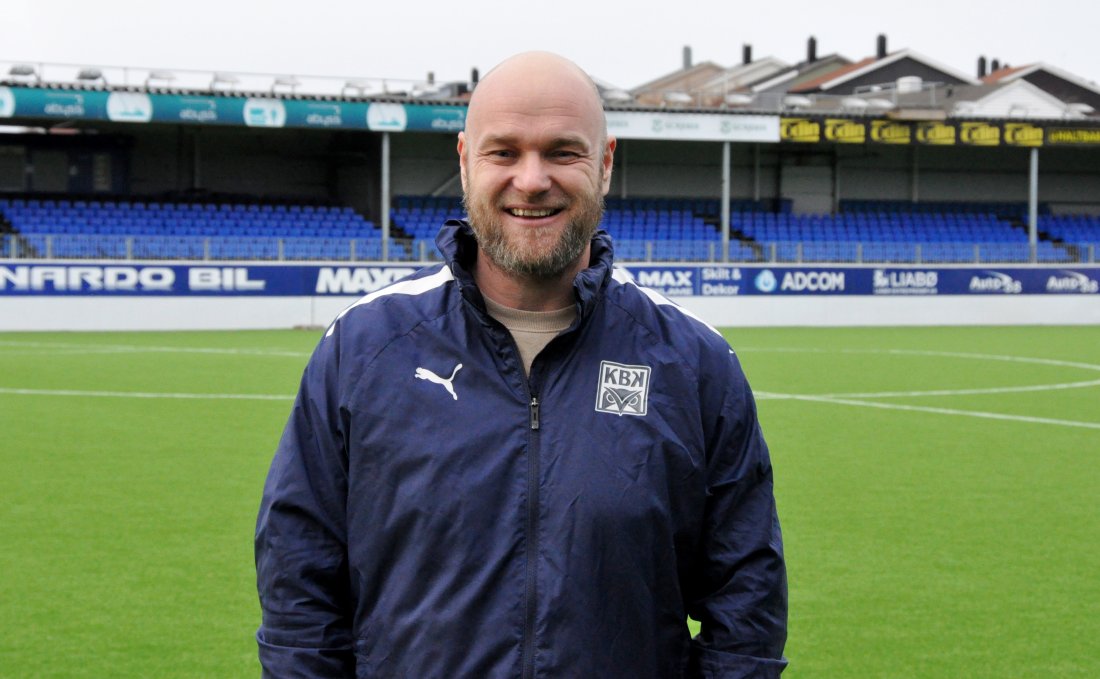 Håkon Dretvik har UEFA B-lisens og trenererfaring fra Averøykameratene og Fotballklubben Clausenengen Kristiansund. Fra 1. januar starter han som hovedtrener for KBK Kvinner.