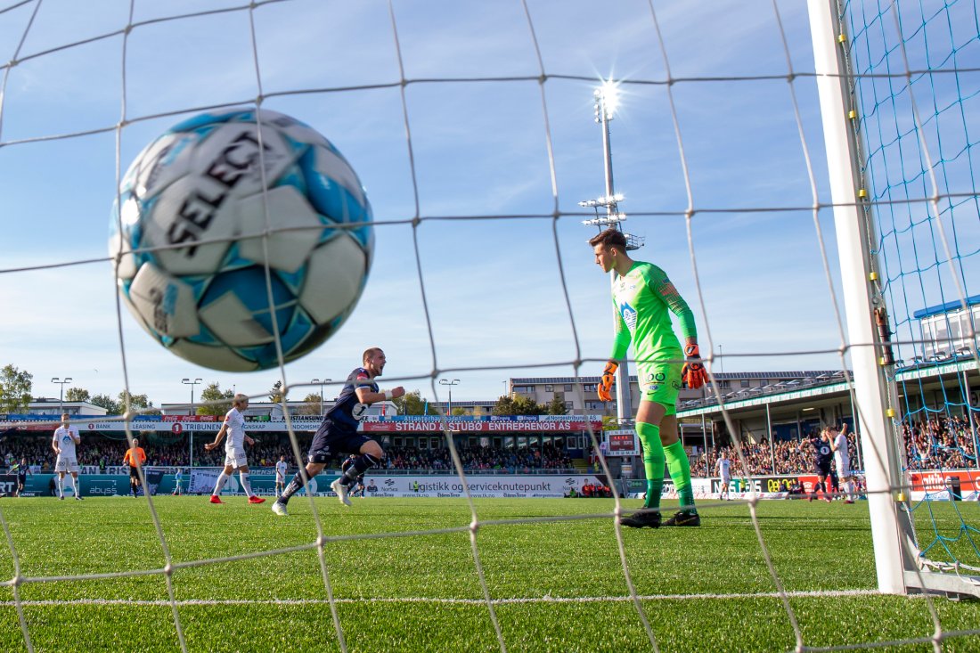 Ballen triller i mål til 3-2 etter at Liridon Kalludra (utenfor bildet) har utnyttet nonchalant keeperspill. Foto: NTB