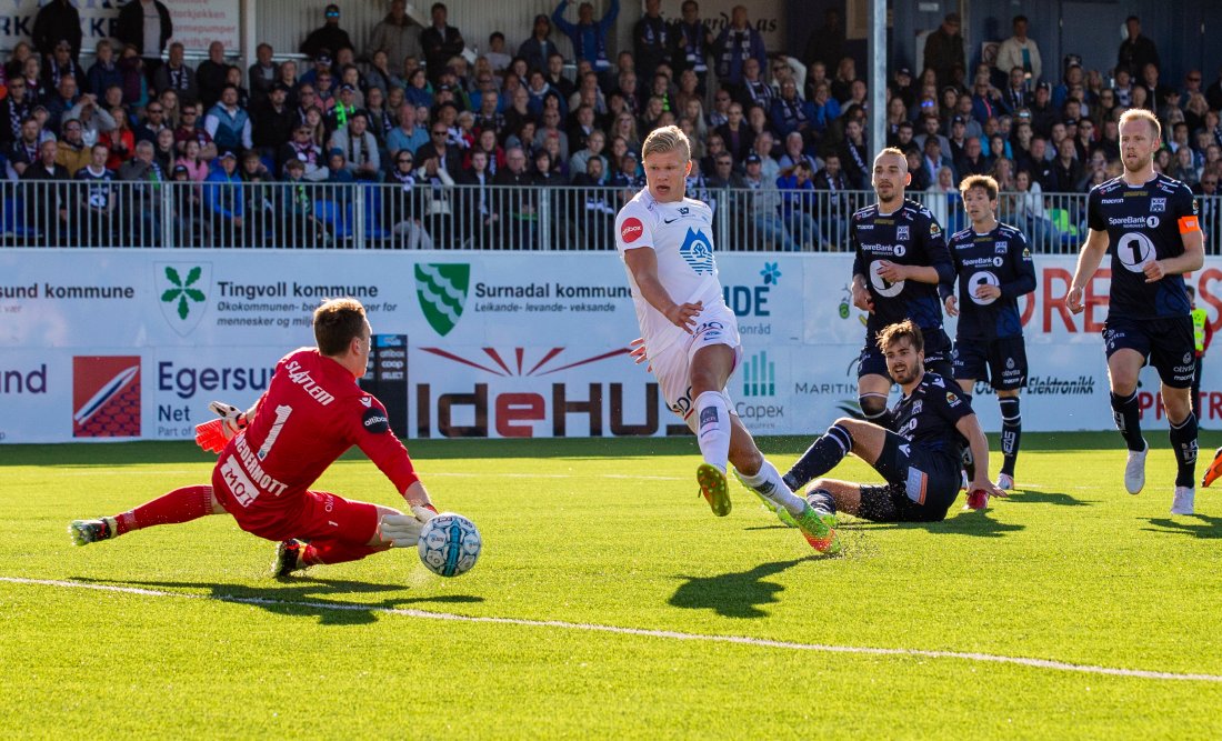 Erling Braut Haaland kom seg forbi KBK-forsvaret, men klarte ikke å overliste Sean McDermott. Foto: NTB