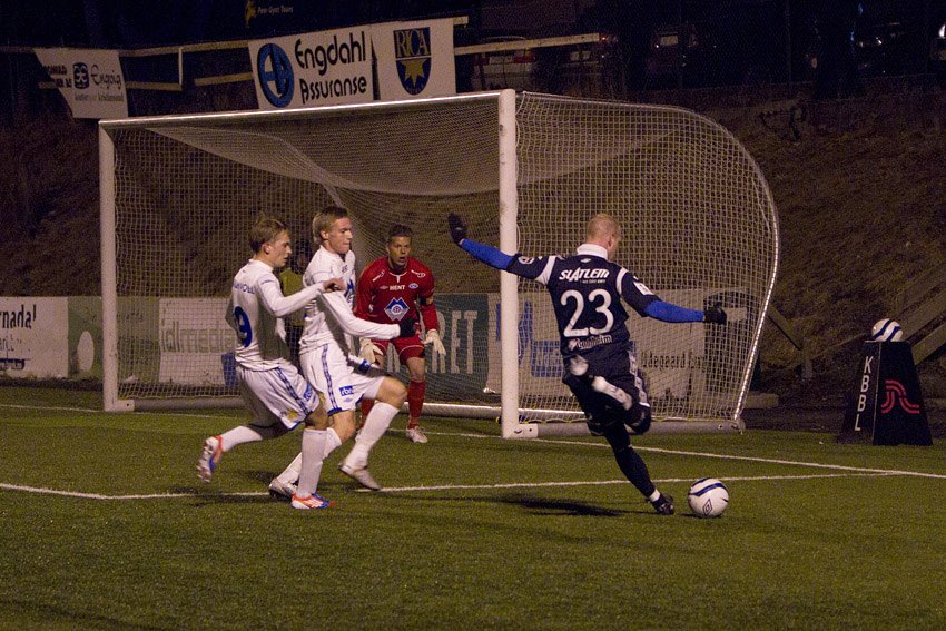 Andreas Rødsand overlister Ørjan Nyland og resten av MFK-forsvaret, og setter inn kampens femte mål. Foto: Fridtjof Bjerkås