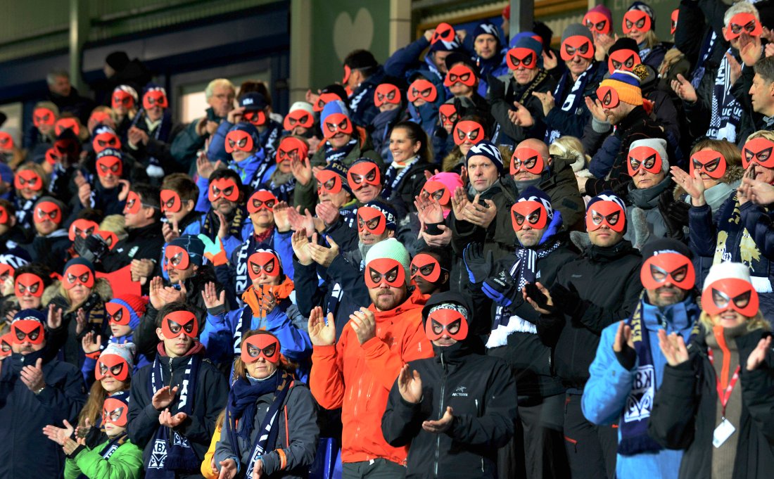 Publikum hyllet Daouda Bamba med masker under KBK–Sandefjord. Foto: NTB