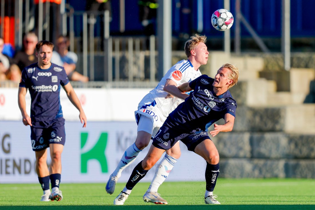 Erlend Segberg i duell med Moldes Ola Brynhildsen. Foto: NTB