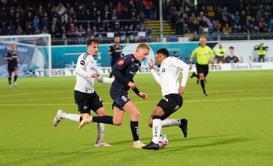 Hilmir Mikaelsson blir stoppet på et kontringsforsøk i første omgang. Foto: Terje Stamnes