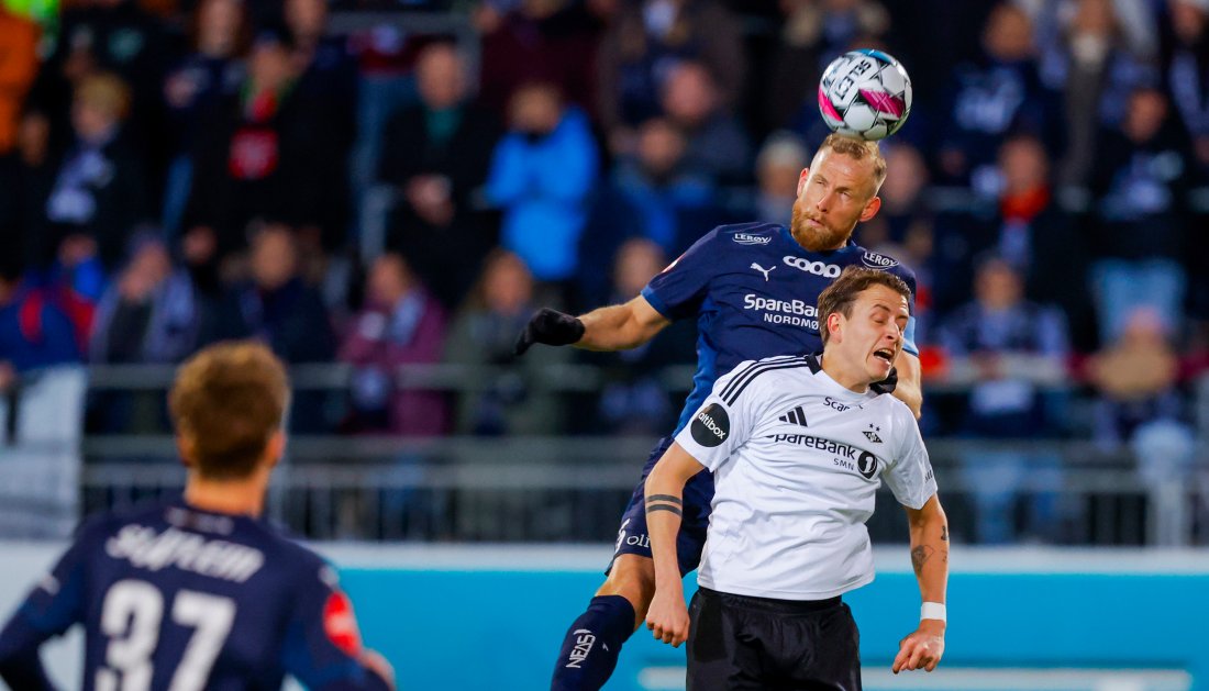 Dan Peter Ulvestad vinner hodeduell med Ole Sæter. Foto: NTB