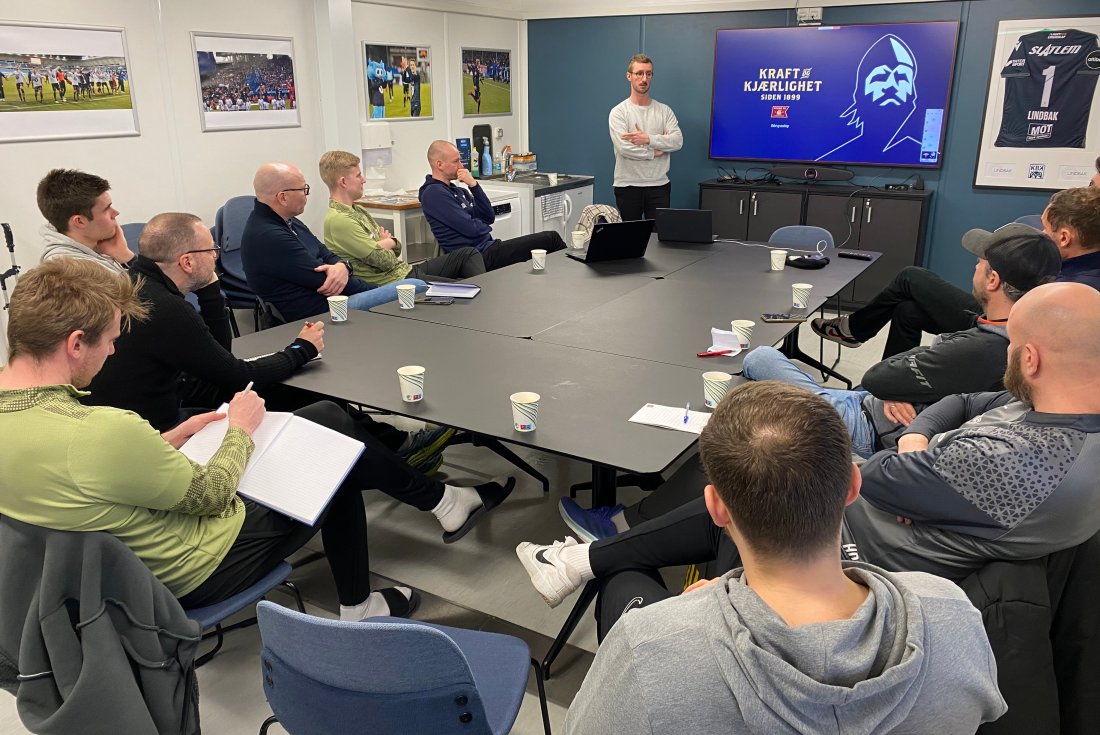 Representanter fra NEAS Akademiet, KBK Kvinner og KBKs A-lag fikk informasjon av Niklas Juliussen i Lindbak-losjen på Nordmøre stadion.