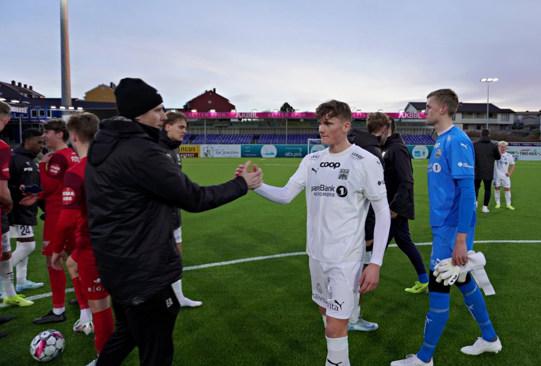 Aksel Brattøy debuterte for førstelaget, og gratuleres av Eirik Andersen etter kampen.