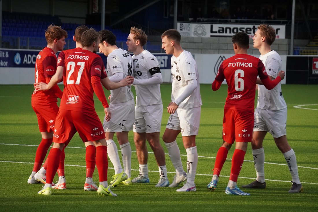 Mikkel Rakneberg hadde kapteinsbindet i dagens kamp. Her venter KBK-spillerne på et hjørnespark.