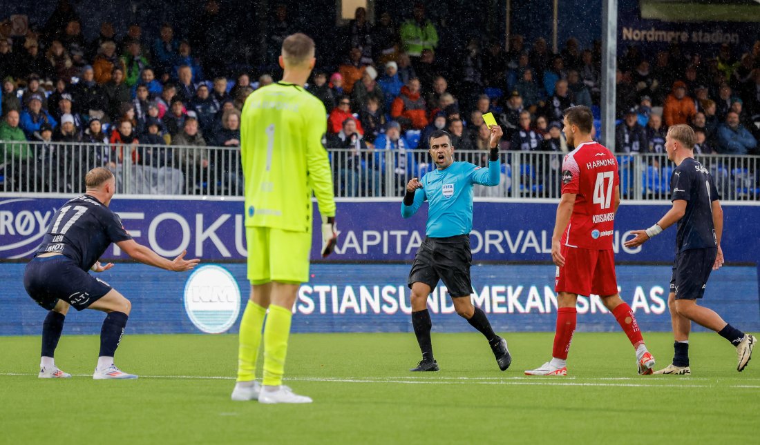 Dommer Rohit Saggi ga først gult kort, men omgjorde avgjørelsen til rødt kort til Stian Kristiansen. Foto: NTB